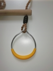 Houpačka hrazda dřevěná s kovovými žlutými kroužky 