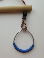 Houpačka hrazda dřevěná s modrými kovovými kroužky
