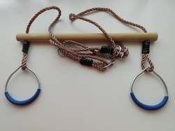 Houpačka hrazda dřevěná s modrými kovovými kroužky